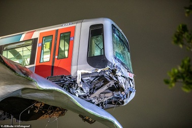 Hi hữu: Tàu trên cao trượt khỏi đường ray nhưng "đáp" đúng vị trí an toàn