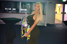 Ra quân thất bại, Leeds vẫn gây ấn tượng với nàng MC xinh đẹp