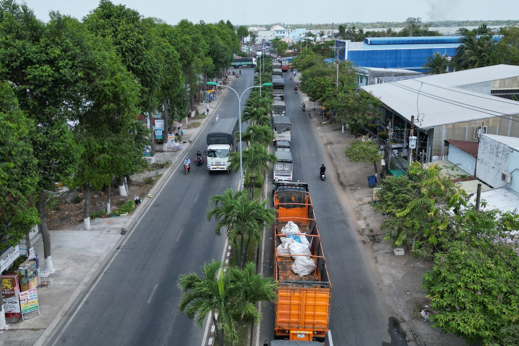Phà nối Vĩnh Long - Bến Tre quá tải những ngày giáp Tết - 1 Phà nối Vĩnh Long - Bến Tre quá tải những ngày giáp Tết - 1