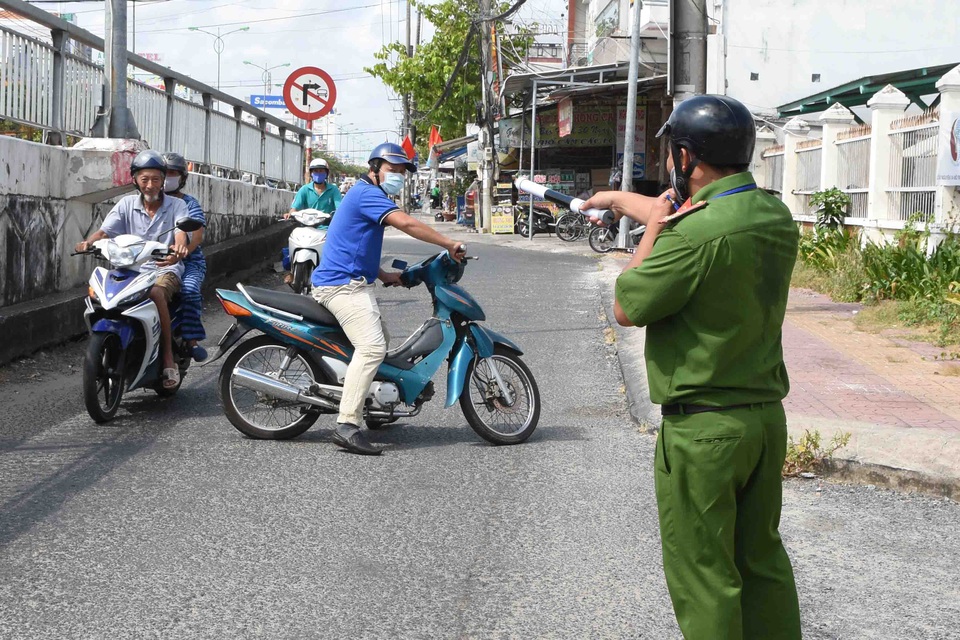 Chủ tịch Cà Mau: Tuyệt đối không để dân lơ là phòng chống dịch Covid-19 - 2 Chủ tịch Cà Mau: Tuyệt đối không để dân lơ là phòng chống dịch Covid-19 - 2