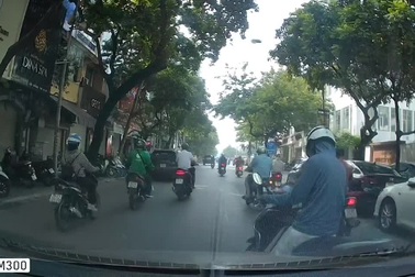 Người phụ nữ chở hàng cồng kềnh gây tai nạn liên hoàn