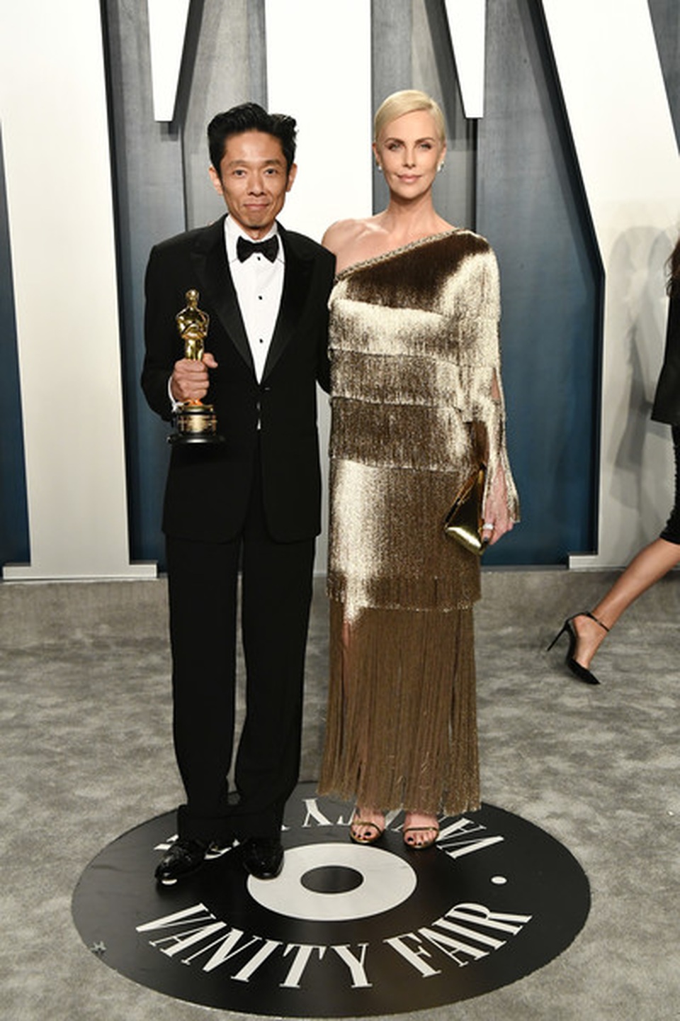 Charlize Theron quyến rũ đọ dáng Shay Mitchell - 1