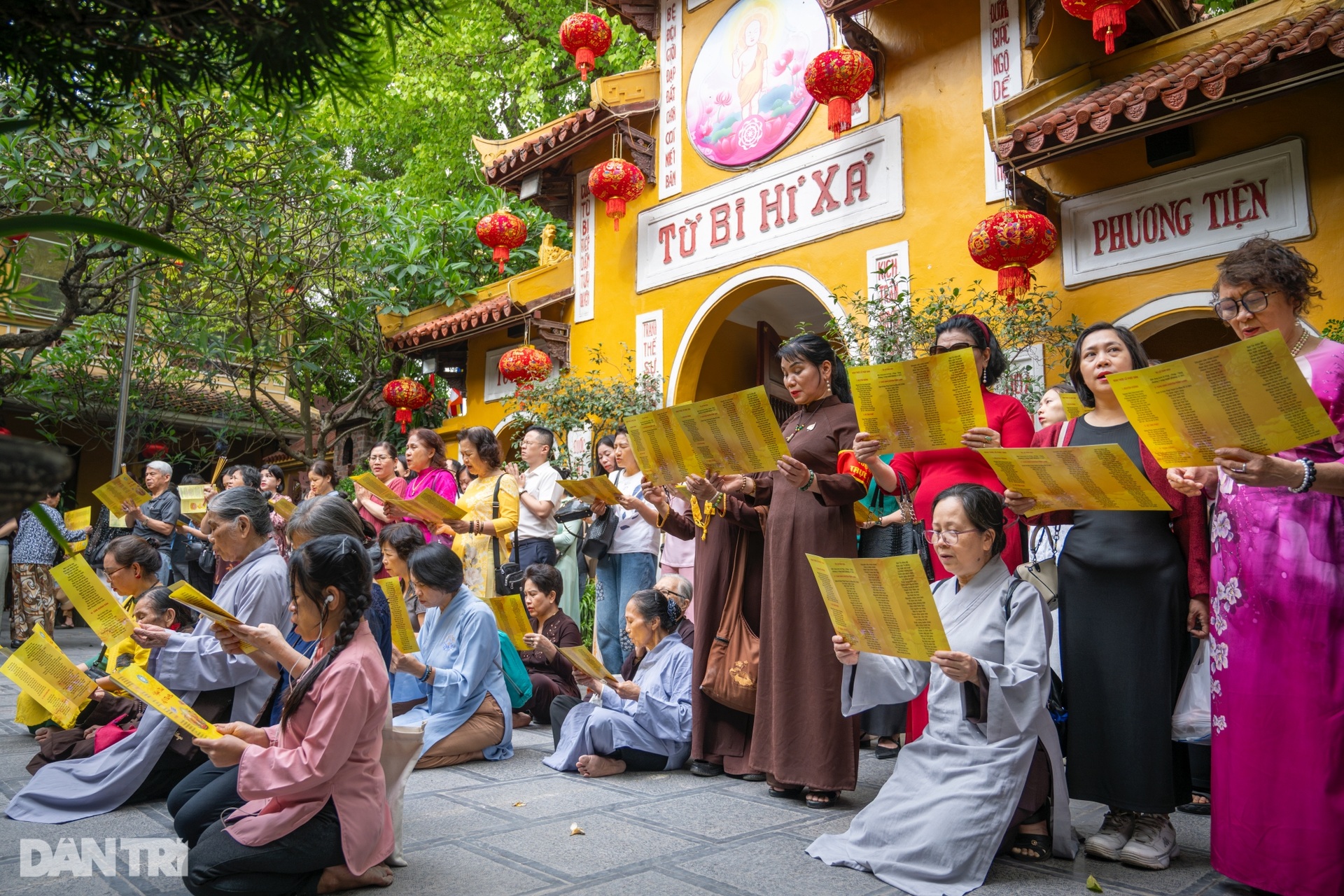 Đông đảo phật tử, người dân đổ về chùa Quán Sứ dự Đại lễ Phật đản - 3 Đông đảo phật tử, người dân đổ về chùa Quán Sứ dự Đại lễ Phật đản - 3