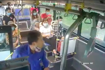 Bị nhắc đeo khẩu trang, người đàn ông phun nước bọt vào phụ xe buýt