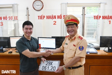 Hà Nội: Rất đông người dân đi làm thủ tục cấp biển số định danh