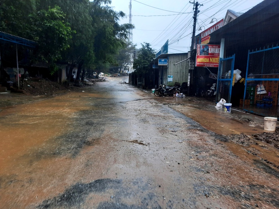Mưa lớn kéo dài, 2 thủy điện xả lũ, dân lo lắng đi sơ tán - 2 Mưa lớn kéo dài, 2 thủy điện xả lũ, dân lo lắng đi sơ tán - 2