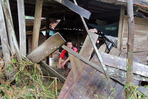 Nước mắt hòa cùng nước lũ...