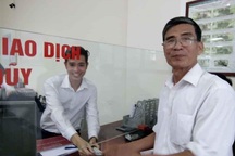 Để quên tiền lương hưu, cụ ông được nhân viên ngân hàng trả lại