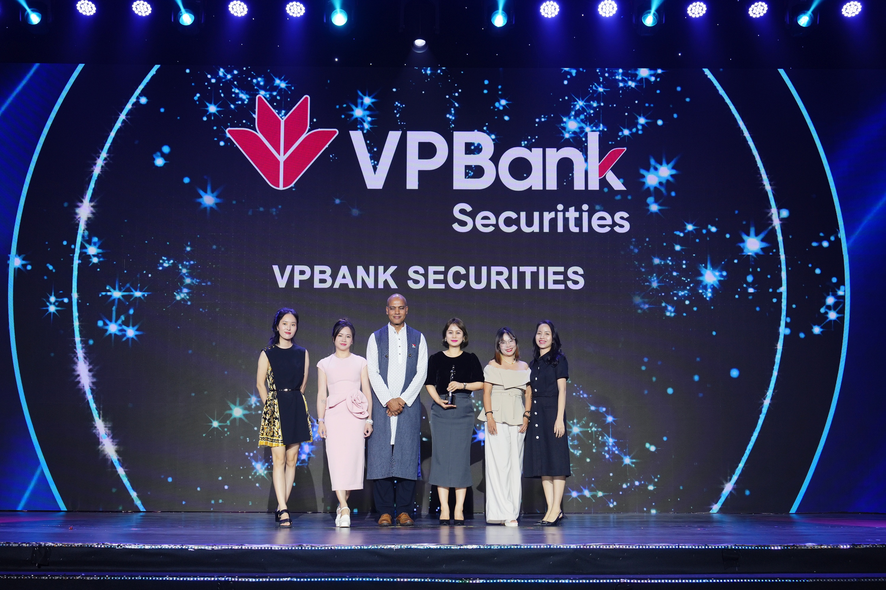 VPBankS nhận giải Doanh nghiệp có môi trường làm việc tốt nhất châu Á 2025” của HR Asia - 1