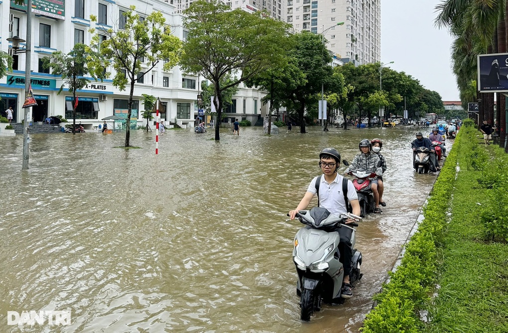 Ngập sâu khiến người dân Hà Nội phải xin nghỉ làm