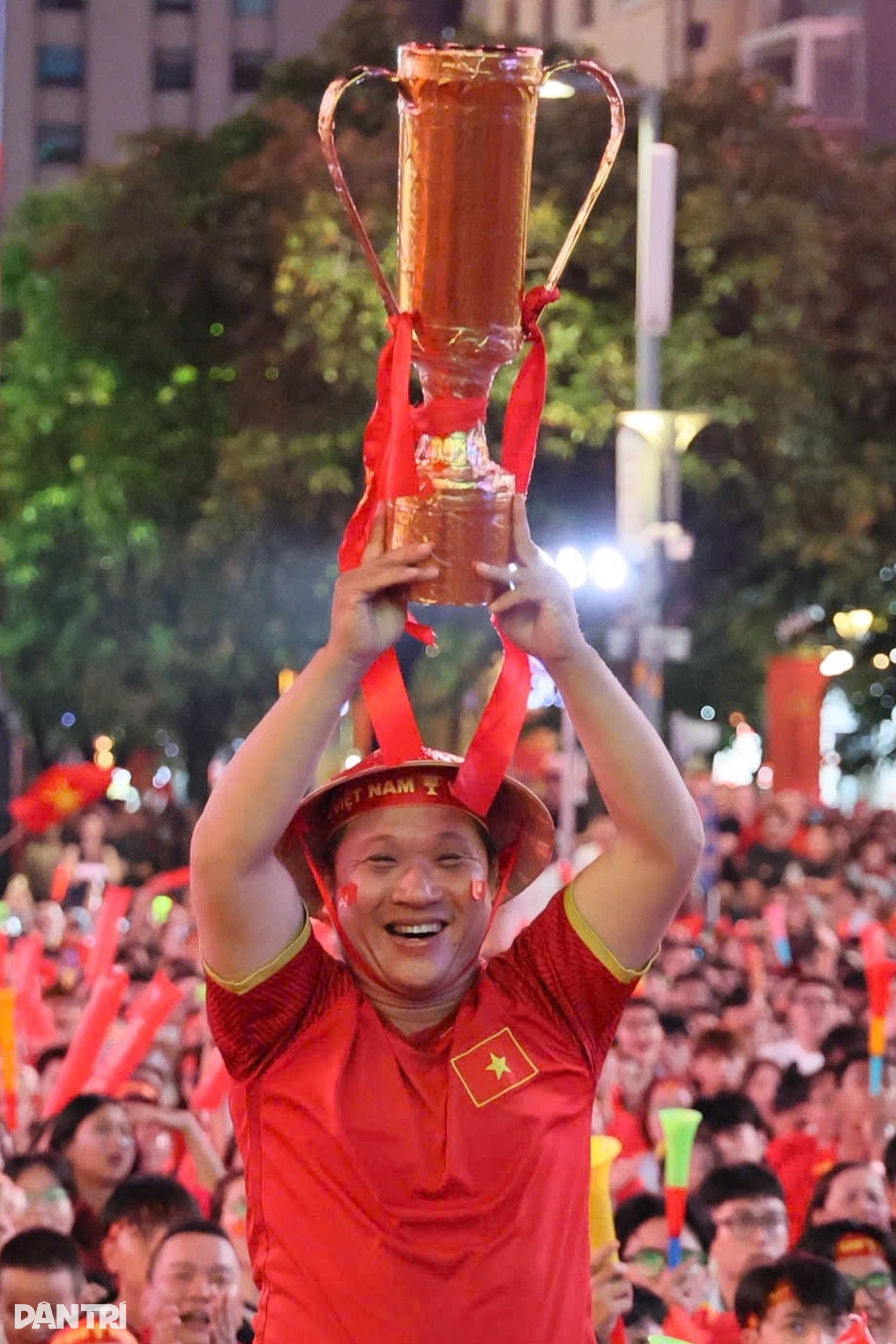 Người dân TPHCM xuống đường mừng tuyển Việt Nam vô địch - 9