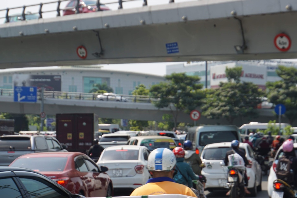 Gần 4 triệu lượt khách qua Tân Sơn Nhất dịp Tết, giao thông bắt đầu căng thẳng - 5 Gần 4 triệu lượt khách qua Tân Sơn Nhất dịp Tết, giao thông bắt đầu căng thẳng - 5