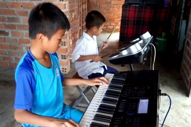 2 cậu bé nghèo đệm ca khúc "Chân Tình"