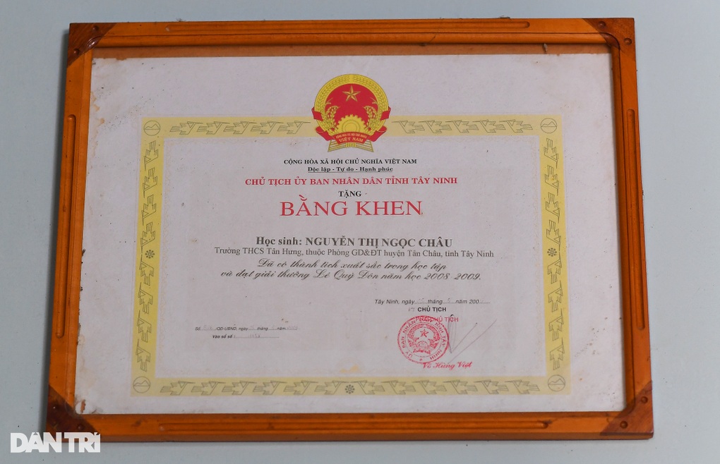 Hé lộ ảnh lúc nhỏ của Hoa hậu Ngọc Châu: Cao vượt trội dù mắc bệnh lạ - 2 Hé lộ ảnh lúc nhỏ của Hoa hậu Ngọc Châu: Cao vượt trội dù mắc bệnh lạ - 2