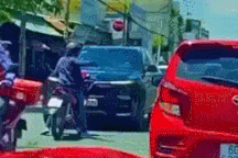 Đi làn ngược chiều, “nữ ninja” còn thể hiện thái độ với xe đi đúng đường