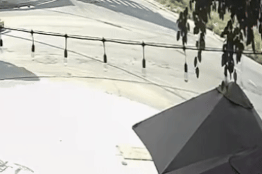 Xe máy lao vào xe đầu kéo trong tình huống giao thông kiểu "trứng chọi đá"