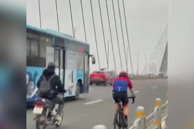 Nhóm người đạp xe đạp trên cầu Nhật Tân