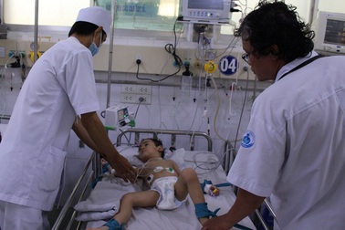 Nhiều trẻ “thập tử nhất sinh” vì biến chứng tay chân miệng