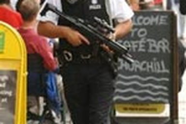 Cảnh sát Anh tập kích tàu điện ngầm và xe buýt