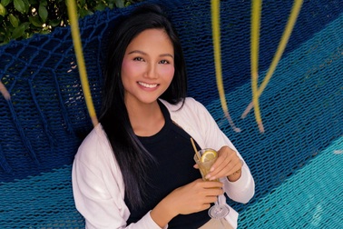 H'Hen Niê và loạt trang phục “giấu bụng” trước khi công bố tin vui