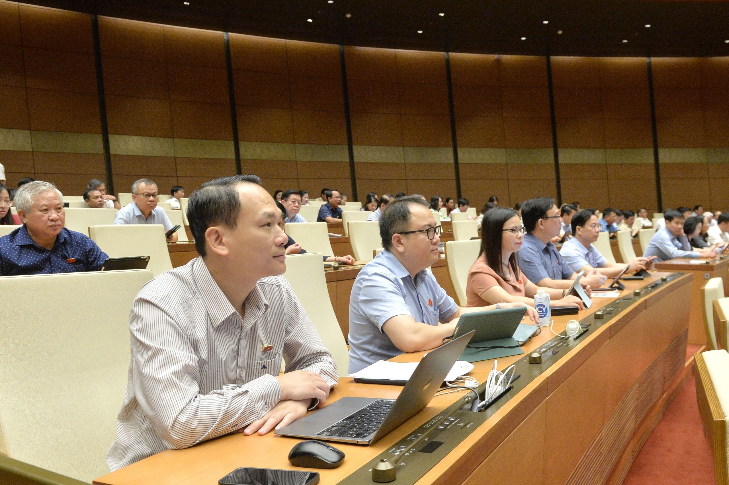 สภานิติบัญญัติแห่งชาติผ่านร่างกฎหมายจราจร แต่ยังไม่กำหนดอัตราค่าธรรมเนียมจราจรในเขตเมือง - 2 Quốc hội thông qua Luật Đường bộ, chưa quy định phí giao thông nội đô - 2