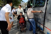 Ấm lòng “Chuyến xe nghĩa tình” đưa hàng trăm bệnh nhân về quê ăn Tết