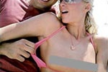 Những hình ảnh “thác loạn” của Paris Hilton đang tiếp tục bị tung lên mạng