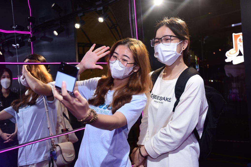 Bắt Flex Studio để vào thế giới linh hoạt biến hóa cùng bộ đôi điện thoại gập mới - 3 Bắt Flex Studio để vào thế giới linh hoạt biến hóa cùng bộ đôi điện thoại gập mới - 3