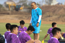 HLV Park Hang Seo lộ vẻ đăm chiêu trước trận gặp Lào