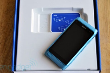 Mở hộp Nokia N8 đầu tiên