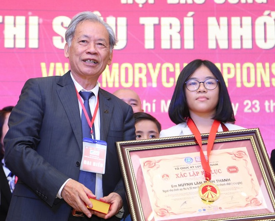 Tuyệt chiêu giúp con tự tin vui học mùa tựu trường từ kỷ lục gia, siêu trí nhớ Nguyễn Phùng Phong - 1 Tuyệt chiêu giúp con tự tin vui học mùa tựu trường từ kỷ lục gia, siêu trí nhớ Nguyễn Phùng Phong - 1