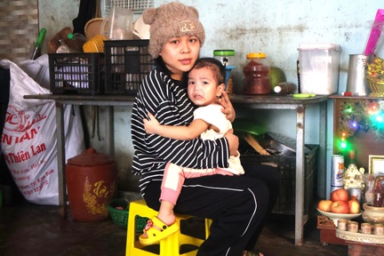 Bé 2 tuổi héo hon từng ngày vì bệnh, cha mẹ nghèo không tiền lo cho con