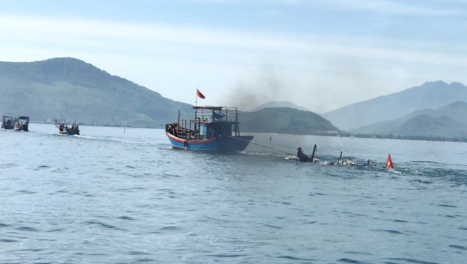 Vụ tàu câu mực bị đâm chìm trên biển: Tìm thấy thi thể cháu bé mất tích - 2 Vụ tàu câu mực bị đâm chìm trên biển: Tìm thấy thi thể cháu bé mất tích - 2