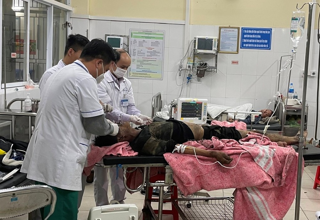 Cảnh sát giải cứu một nạn nhân mắc kẹt trong đám cháy ở Hải Phòng - 1 Cảnh sát giải cứu một nạn nhân mắc kẹt trong đám cháy ở Hải Phòng - 1