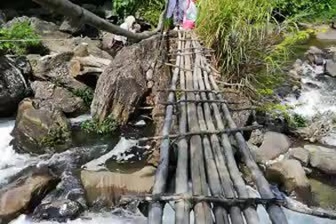 Sợ hãi trước cây cầu làm bằng cọc tre ở điểm trường Lũng Kim