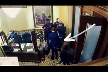 Video mới vụ bạo loạn: Đám đông suýt tiếp cận vali hạt nhân của ông Pence