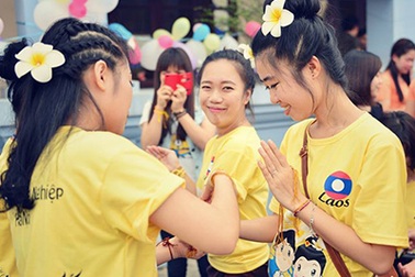 Nữ sinh Lào xúng xính váy áo chơi Tết Bunpimay trên đất Việt