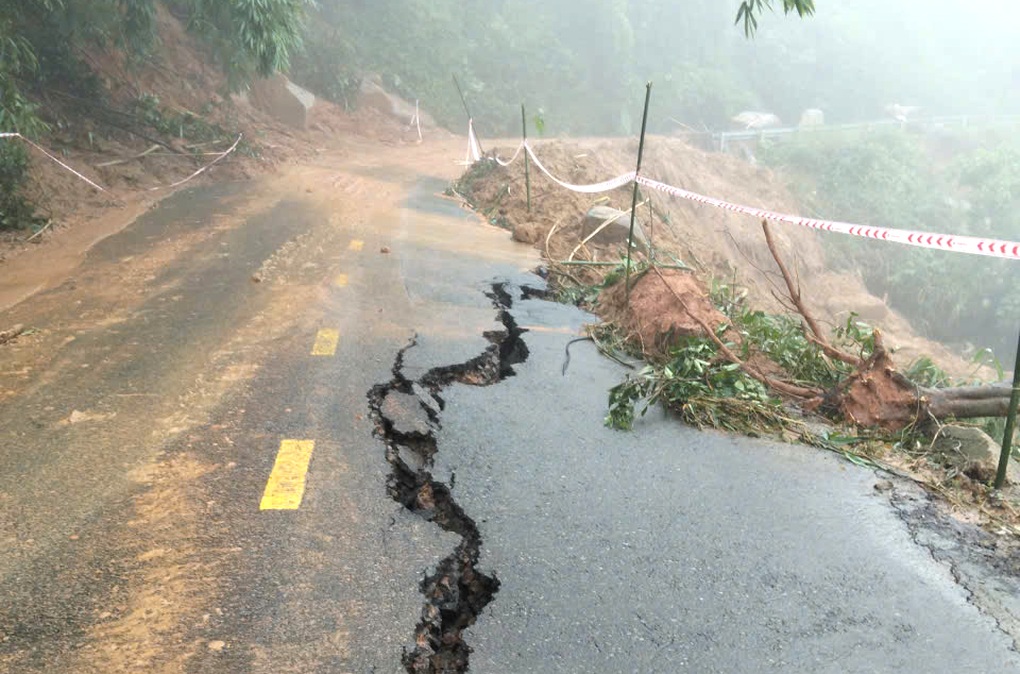 Đèo nối Đà Lạt - TPHCM xuất hiện vết nứt dài 10m - 1