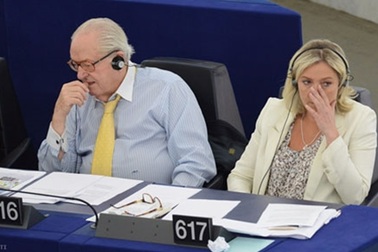 Pháp: Cha con chính khách cực hữu bị điều tra về tội khai man