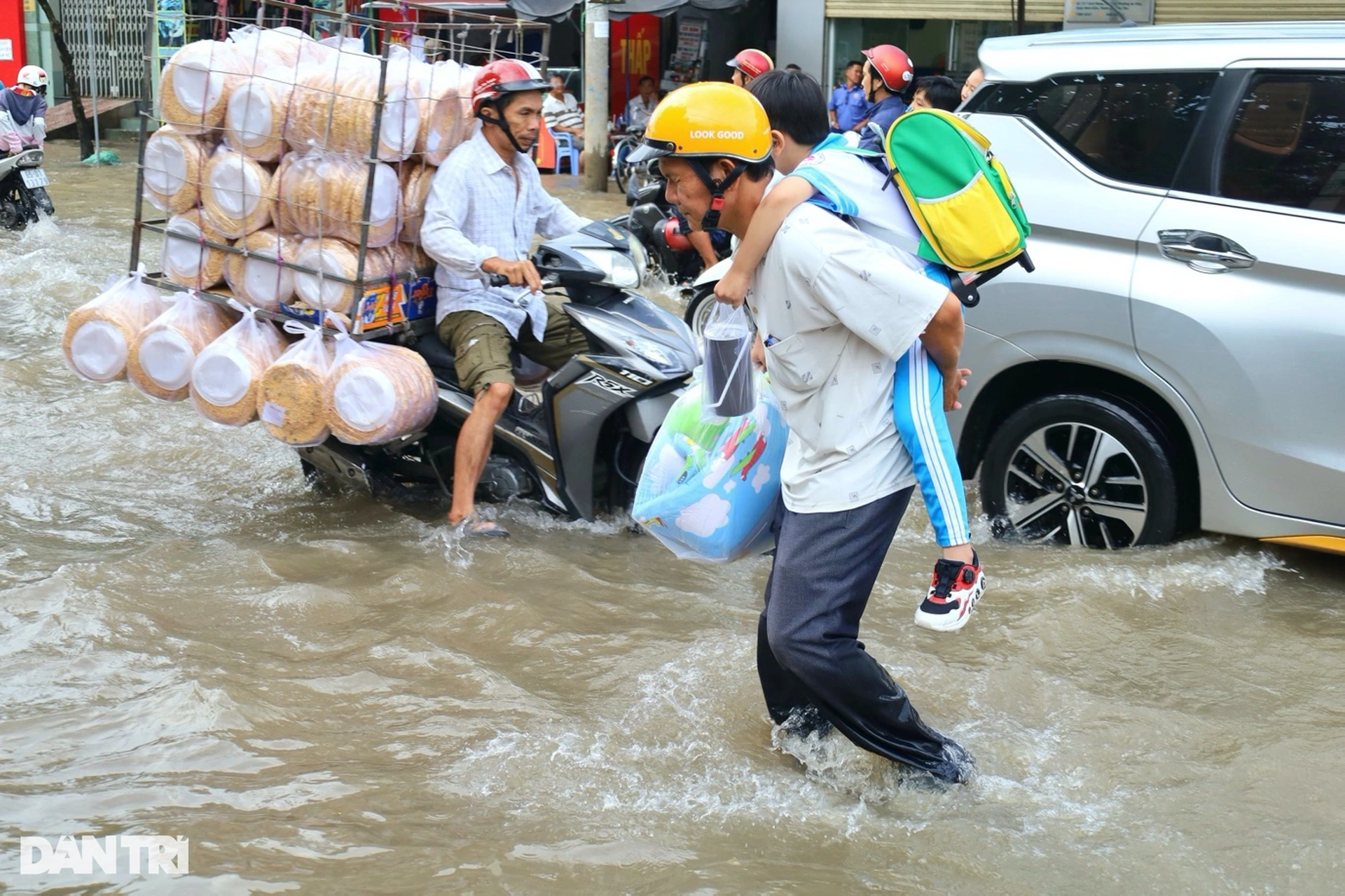 Cải tạo đường, làm cống thoát nước nhưng... vẫn ngập - 4 Cải tạo đường, làm cống thoát nước nhưng... vẫn ngập - 4