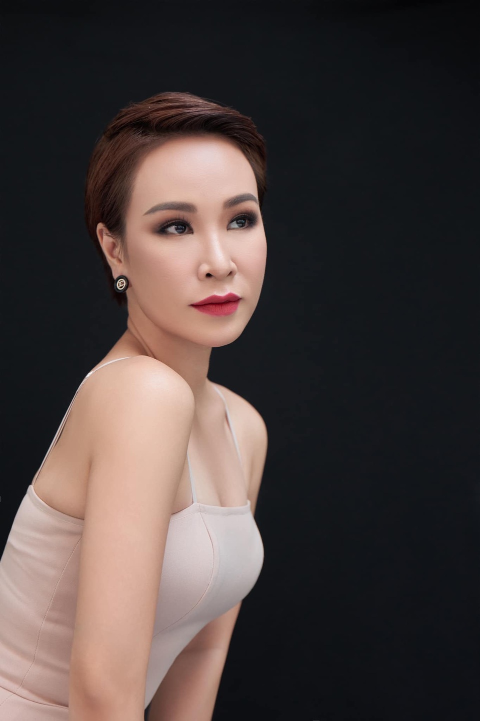 Uyên Linh từng đi chạy bàn, rửa chén trước khi làm ca sĩ - 2 Uyên Linh từng đi chạy bàn, rửa chén trước khi làm ca sĩ - 2