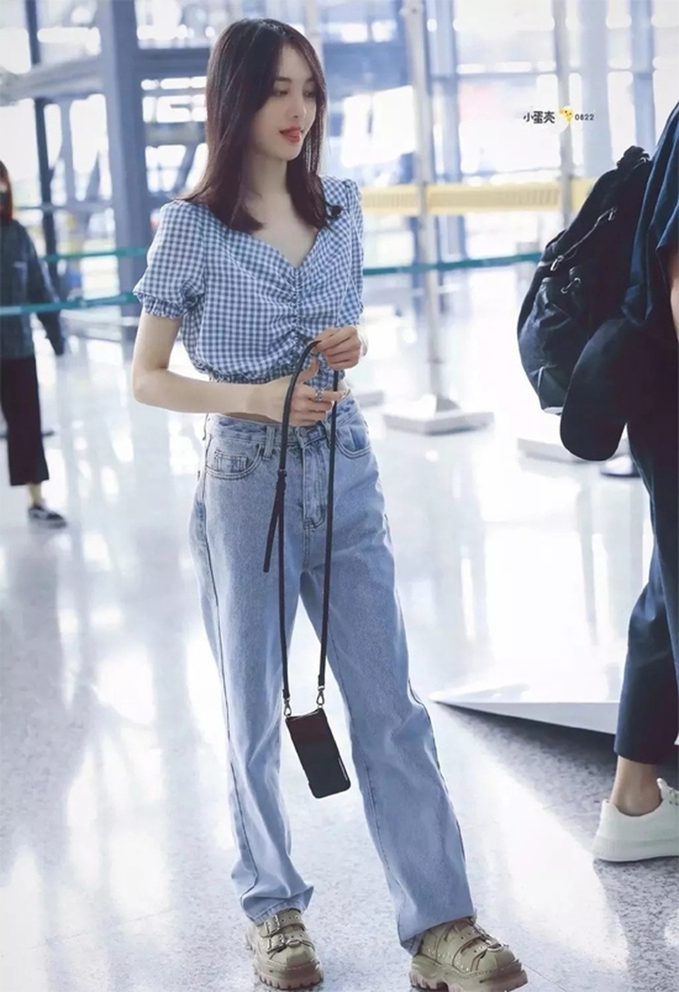 Triệu Lệ Dĩnh khiến fan lo lắng vì để lộ đôi chân “cò hương” - 17 Triệu Lệ Dĩnh khiến fan lo lắng vì để lộ đôi chân “cò hương” - 17