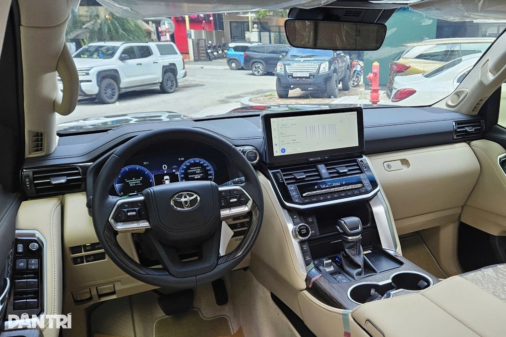 Người Việt chi gần 550 tỷ đồng mua Toyota Land Cruiser HEV trong một tháng - 2 Người Việt chi gần 550 tỷ đồng mua Toyota Land Cruiser HEV trong một tháng - 2