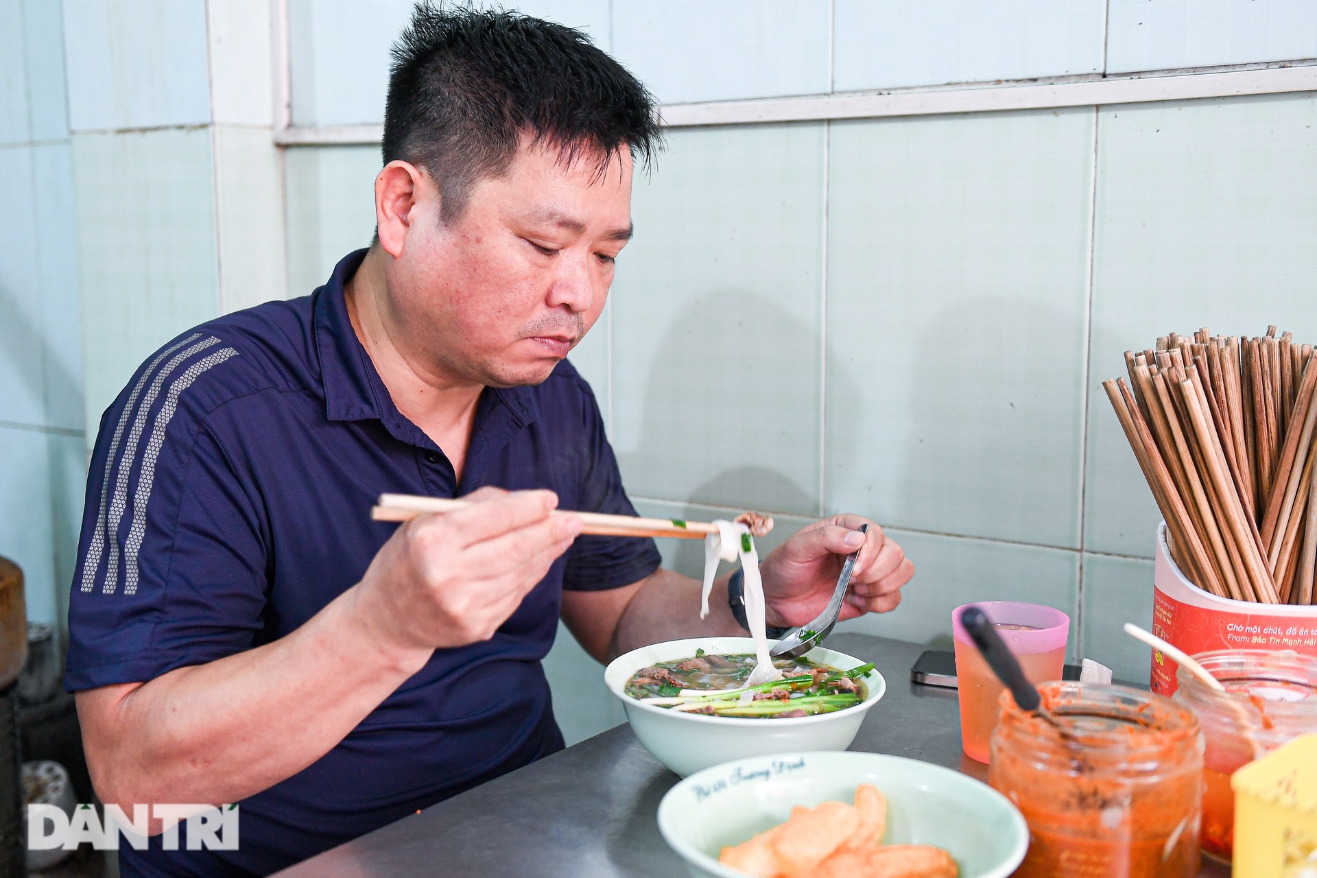 Quán phở Hà Nội chỉ bán một món, bà chủ tự ăn suốt 40 năm không ngán - 10 Quán phở Hà Nội chỉ bán một món, bà chủ tự ăn suốt 40 năm không ngán - 10