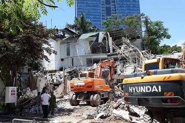 “Công trường” phá dỡ nhà sai phạm trên mương Phan Kế Bính