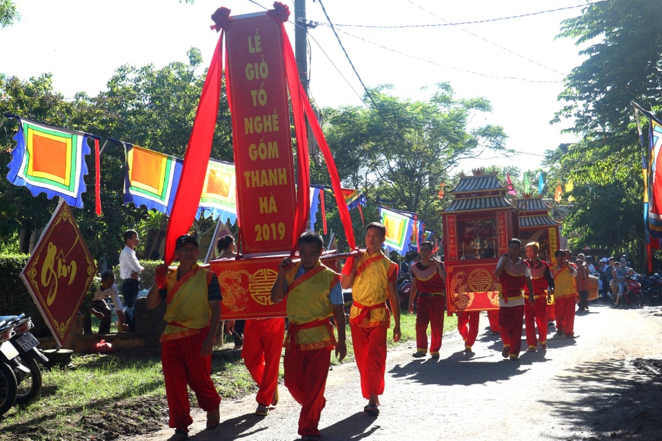 Du khách thích thú “về lại tuổi thơ” tại làng gốm hơn 500 năm tuổi Du khách thích thú “về lại tuổi thơ” tại làng gốm hơn 500 năm tuổi