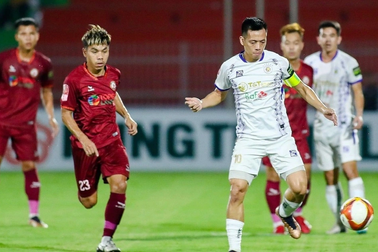 Văn Quyết nhận án treo giò 8 trận vì xô xát trọng tài