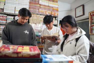 Giới trẻ TPHCM “săn” ký ức trong tiệm sách cũ