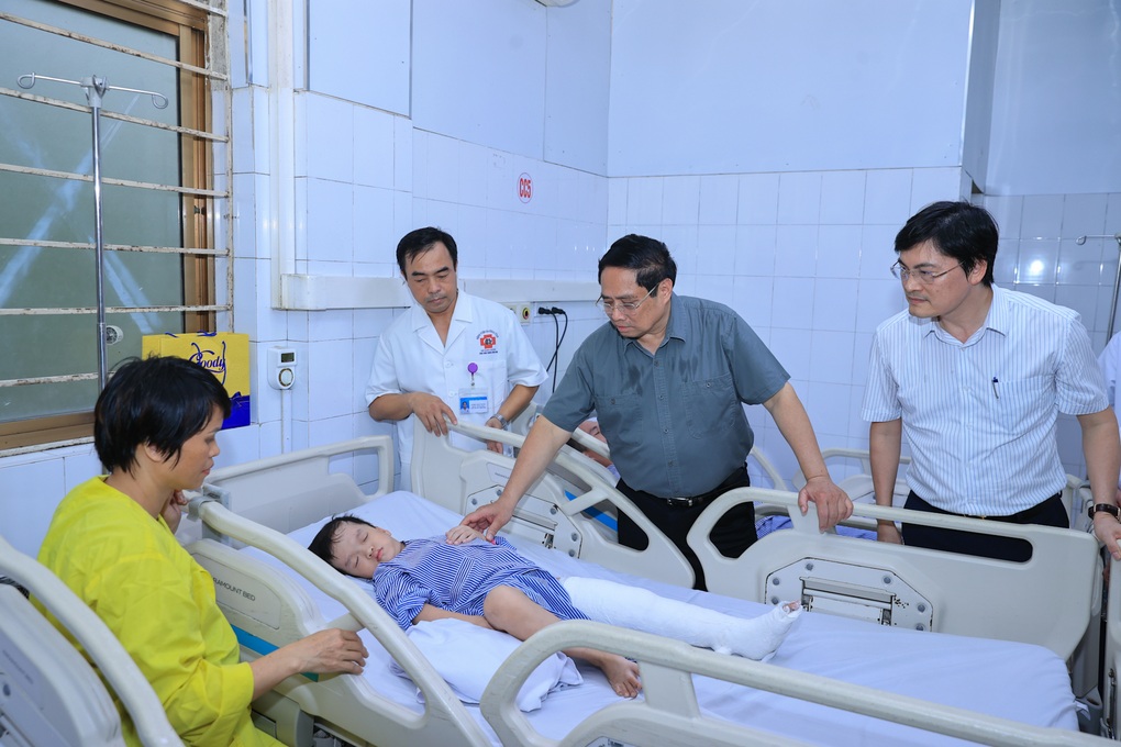Thủ tướng về tâm bão động viên nhân dân, chỉ đạo khắc phục hậu quả bão Yagi - 4 Thủ tướng về tâm bão động viên nhân dân, chỉ đạo khắc phục hậu quả bão Yagi - 4