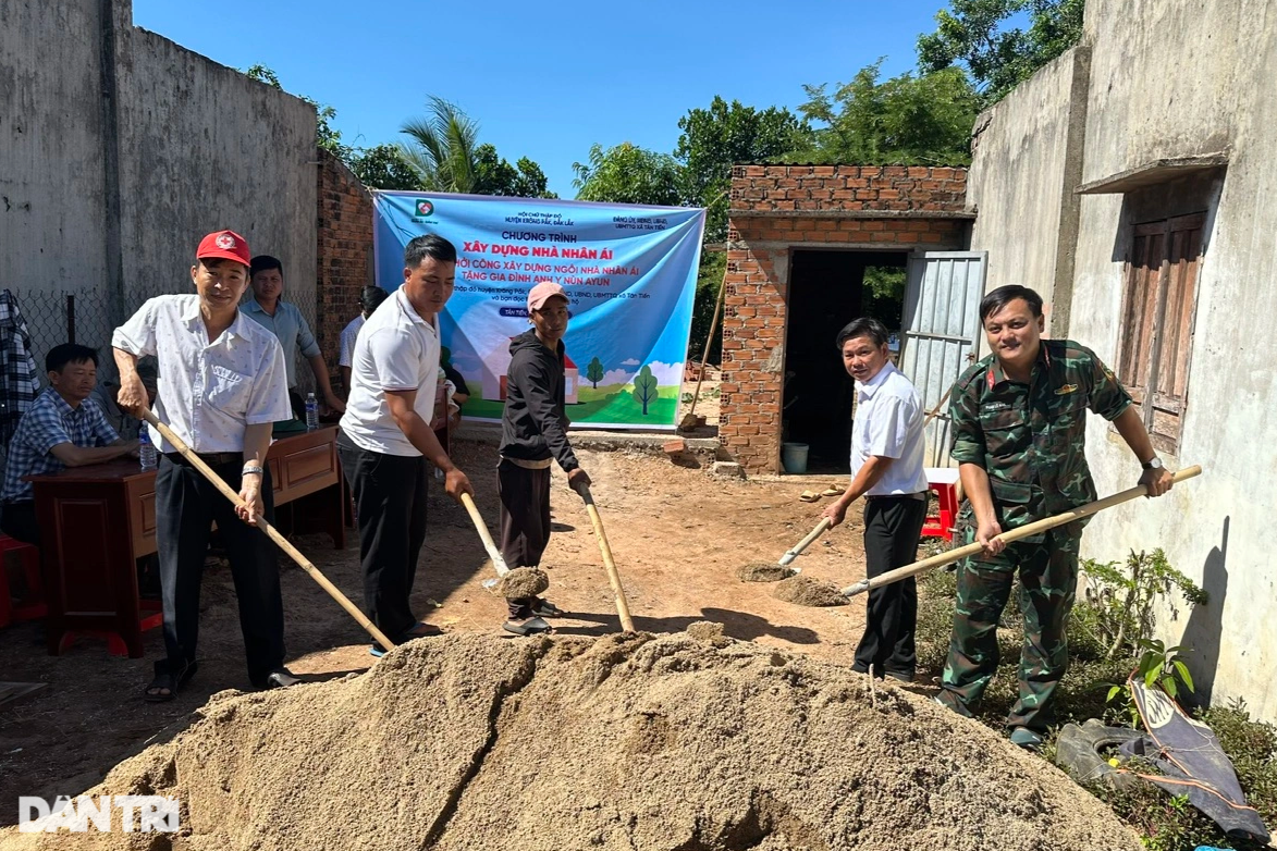 Lễ khởi công xây dựng nhà tặng gia đình anh Y Nùn Ayun (Ảnh: Thúy Diễm).